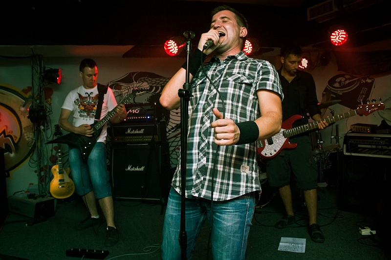 Downsideup - koncert: Fleshworld, Downsideup, Tychy 'Underground Pub' 15.06.2012