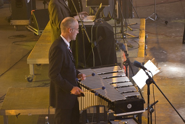 Senor Coconut & His Orchestra - koncert: Sham 69, Senor Coconut and His Orchestra, Carrantuohill (Przystanek Woodstock 2009), Kostrzyn 1.08.2009