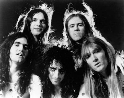 Alice Cooper w 1970 roku (od lewej do prawej: Michael Bruce, Dennis Dunaway, Alice Cooper, Glen Buxton i Neal Smith), materiały prasowe