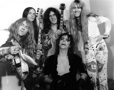 Alice Cooper w 1972 roku (od lewej do prawej: Glen Buxton, Dennis Dunaway, Michael Bruce, Alice Cooper i Neal Smith), materiały prasowe